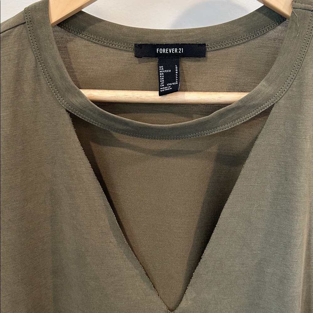 Forever 21 Triangle Cut Out V-Neck Women's Tee - Picture 5 of 12